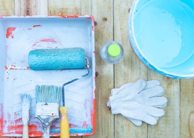 Evdeki ahşap arka planda duvar boyamak için araç seti