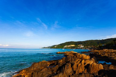 Phuket Adası Tayland 'da güzel bir yaz gününde mavi gökyüzü