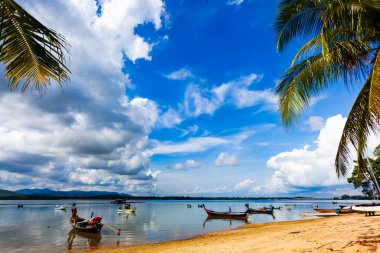 Mavi gökyüzü beyaz bulutlar güzel hava günü güneşli arka plan