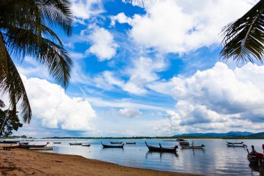 Mavi gökyüzü beyaz bulutlar güzel hava günü güneşli arka plan