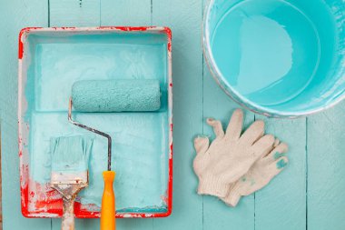 Evdeki ahşap arka planda duvar boyamak için araç seti