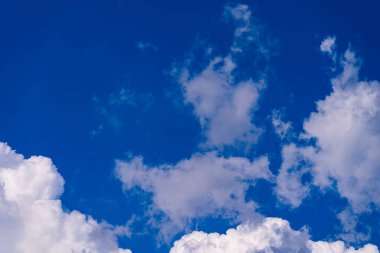 Mavi gökyüzü beyaz bulutlar güzel hava günü güneşli arka plan