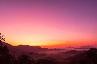 Gün batımında ya da gün doğumunda renkli bulutlar, güzel doğa manzarası arka plan