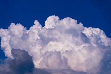 Mavi gökyüzü beyaz bulutlar güzel hava günü güneşli arka plan