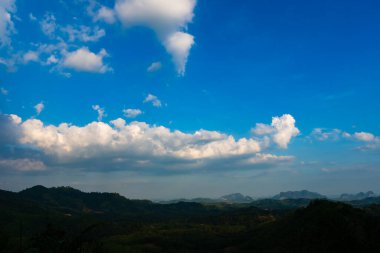 Mavi gökyüzü beyaz bulutlar güzel hava günü güneşli arka plan