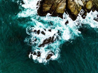 Deniz kıyısına vuran kara dalgalar, Üst Manzara deniz alanı arka planı