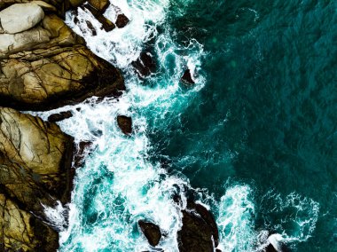 Deniz kıyısına vuran kara dalgalar, Üst Manzara deniz alanı arka planı