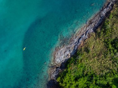 Phuket Adası Tayland 'daki deniz kıyısındaki tepedeki uçurum.