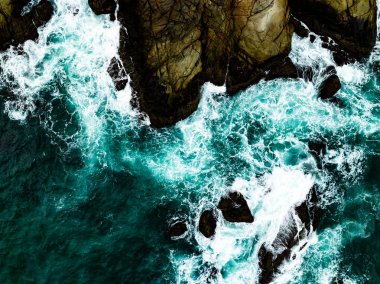 Deniz kıyısına vuran kara dalgalar, Üst Manzara deniz alanı arka planı