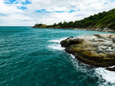 Deniz kıyısına vuran kara dalgalar, Üst Manzara deniz alanı arka planı