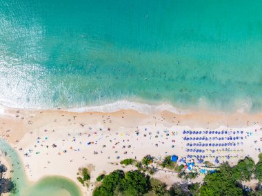 Drone kamerası yaz mevsiminde deniz yüzeyinin en üst görüntüsü