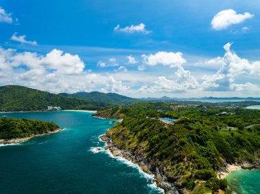 Tayland 'daki Phuket Adası' nda yaz mevsiminde tropikal denizin insansız hava aracı görüntüsü