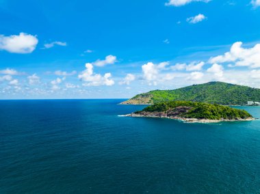 Tayland 'daki Phuket Adası' nda yaz mevsiminde tropikal denizin insansız hava aracı görüntüsü
