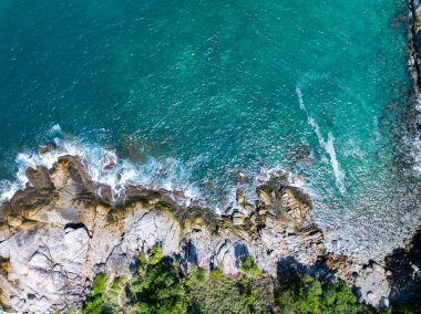 Phuket Adası Tayland 'daki deniz kıyısındaki tepedeki uçurum.