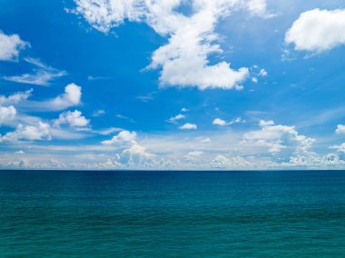 Tayland 'daki Phuket Adası' nda yaz mevsiminde tropikal denizin insansız hava aracı görüntüsü