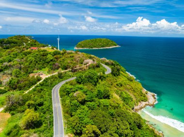 Tayland 'daki Phuket Adası' nda yaz mevsiminde tropikal denizin insansız hava aracı görüntüsü