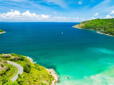 Tayland 'daki Phuket Adası' nda yaz mevsiminde tropikal denizin insansız hava aracı görüntüsü