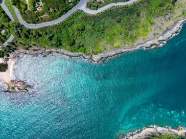 Phuket Adası Tayland 'daki deniz kıyısındaki tepedeki uçurum.
