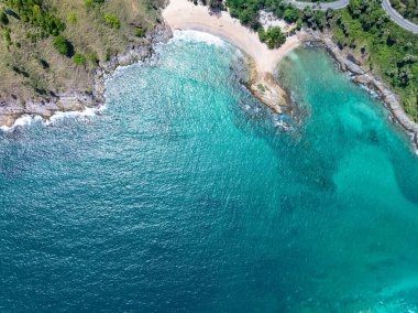 Phuket Adası Tayland 'daki deniz kıyısındaki tepedeki uçurum.