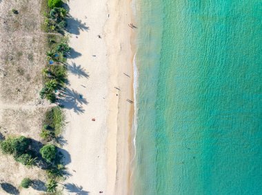 Drone kamerası yaz mevsiminde deniz yüzeyinin en üst görüntüsü