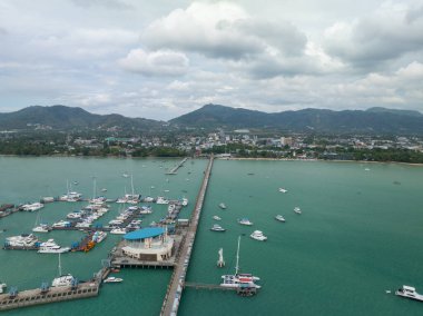 Ao Chalong iskelesi hava aracı sabah Phuket Tayland 'da görüldü.
