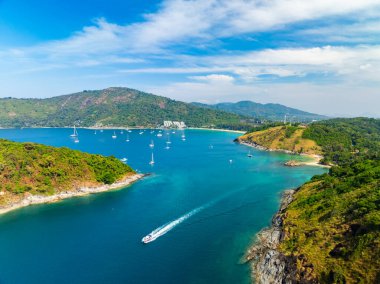 Tayland 'daki Phuket Adası' nda yaz mevsiminde tropikal denizin insansız hava aracı görüntüsü