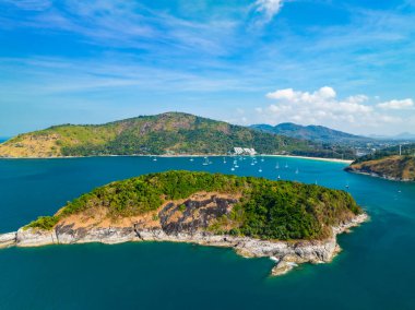 Tayland 'daki Phuket Adası' nda yaz mevsiminde tropikal denizin insansız hava aracı görüntüsü
