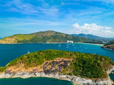 Tayland 'daki Phuket Adası' nda yaz mevsiminde tropikal denizin insansız hava aracı görüntüsü