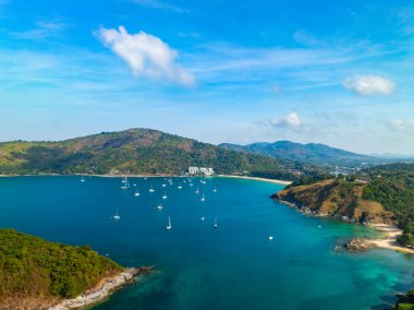 Tayland 'daki Phuket Adası' nda yaz mevsiminde tropikal denizin insansız hava aracı görüntüsü