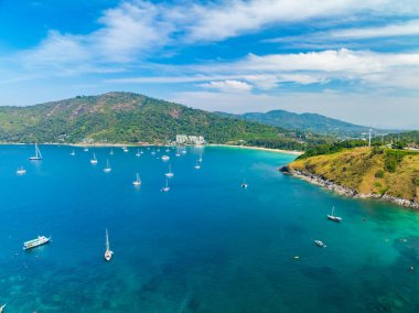 Tayland 'daki Phuket Adası' nda yaz mevsiminde tropikal denizin insansız hava aracı görüntüsü