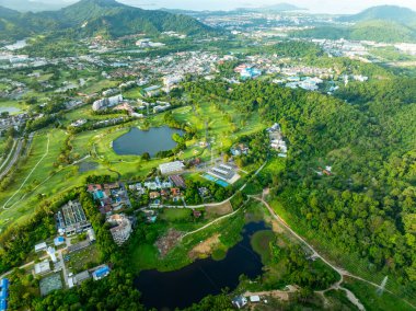 İnsansız Hava Aracı Yüksek açılı Manzara, Tayland 'daki Phuket Adası üzerinde uçuyor.