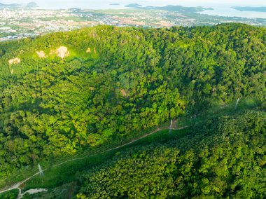 İnsansız Hava Aracı Yüksek açılı Manzara, Tayland 'daki Phuket Adası üzerinde uçuyor.