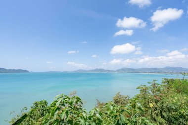 Doğa manzaralı Phuket Tayland 'da deniz üzerindeki güzel bulutlar.