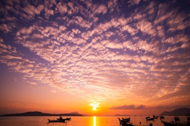 Deniz zemininde gün batımı, güzel ışık günbatımının doğası ya da deniz üzerinde gün doğuşu, renkli bulutlar gökyüzü, inanılmaz bulutlar ve günbatımı gökyüzündeki dalgalar doğa bulutu arka plan