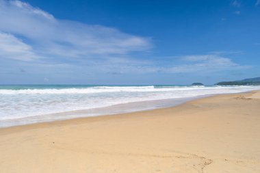Güzel tropikal yaz deniz manzarası, güneşli bir günde inanılmaz kumlu sahil ve deniz, güzel bir günde mavi gökyüzü, sahil bölgesi doğa arka planı.
