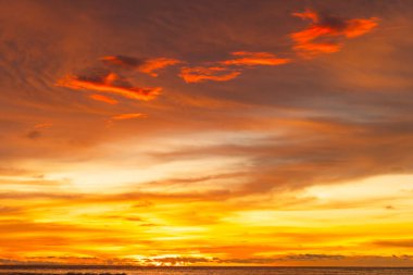 Deniz zemininde gün batımı, güzel ışık günbatımının doğası ya da deniz üzerinde gün doğuşu, renkli bulutlar gökyüzü, inanılmaz bulutlar ve günbatımı gökyüzündeki dalgalar doğa bulutu arka plan