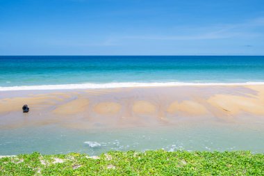 Güzel tropikal yaz deniz manzarası, güneşli bir günde inanılmaz kumlu sahil ve deniz, güzel bir günde mavi gökyüzü, sahil bölgesi doğa arka planı.