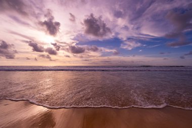 Deniz zemininde gün batımı, güzel ışık günbatımının doğası ya da deniz üzerinde gün doğuşu, renkli bulutlar gökyüzü, inanılmaz bulutlar ve günbatımı gökyüzündeki dalgalar doğa bulutu arka plan