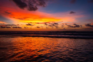 Deniz zemininde gün batımı, güzel ışık günbatımının doğası ya da deniz üzerinde gün doğuşu, renkli bulutlar gökyüzü, inanılmaz bulutlar ve günbatımı gökyüzündeki dalgalar doğa bulutu arka plan