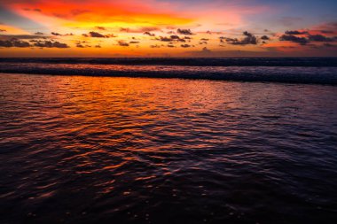 Deniz zemininde gün batımı, güzel ışık günbatımının doğası ya da deniz üzerinde gün doğuşu, renkli bulutlar gökyüzü, inanılmaz bulutlar ve günbatımı gökyüzündeki dalgalar doğa bulutu arka plan