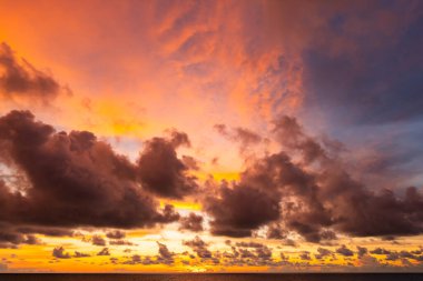 Deniz zemininde gün batımı, güzel ışık günbatımının doğası ya da deniz üzerinde gün doğuşu, renkli bulutlar gökyüzü, inanılmaz bulutlar ve günbatımı gökyüzündeki dalgalar doğa bulutu arka plan