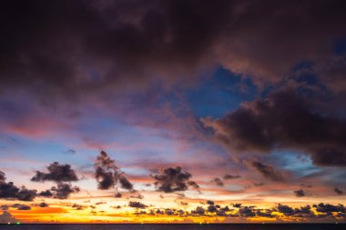 Deniz zemininde gün batımı, güzel ışık günbatımının doğası ya da deniz üzerinde gün doğuşu, renkli bulutlar gökyüzü, inanılmaz bulutlar ve günbatımı gökyüzündeki dalgalar doğa bulutu arka plan