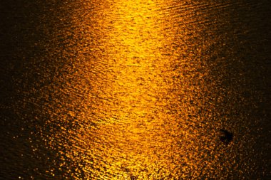 Deniz zemininde gün batımı, güzel ışık günbatımının peyzajı ya da denizin üzerinde gün doğumu.