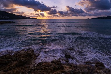 Deniz zemininde gün batımı, güzel ışık günbatımının doğası ya da deniz üzerinde gün doğuşu, renkli bulutlar gökyüzü, inanılmaz bulutlar ve günbatımı gökyüzündeki dalgalar doğa bulutu arka plan