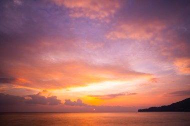 Deniz zemininde gün batımı, güzel ışık günbatımının doğası ya da deniz üzerinde gün doğuşu, renkli bulutlar gökyüzü, inanılmaz bulutlar ve günbatımı gökyüzündeki dalgalar doğa bulutu arka plan