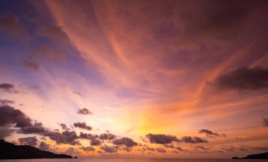 Deniz zemininde gün batımı, güzel ışık günbatımının doğası ya da deniz üzerinde gün doğuşu, renkli bulutlar gökyüzü, inanılmaz bulutlar ve günbatımı gökyüzündeki dalgalar doğa bulutu arka plan