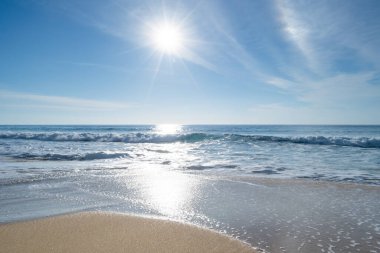 Güzel tropikal yaz deniz manzarası, güneşli bir günde inanılmaz kumlu sahil ve deniz, güzel bir günde mavi gökyüzü, sahil bölgesi doğa arka planı.