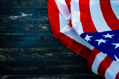 Siyah ahşap arka planda Amerikan bayrakları, 4 Temmuz Bağımsızlık Günü için görüntü koyu ahşap duvar dokusu arka planında ABD Bayrağı
