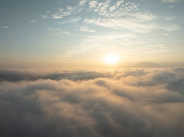 Yaz mevsiminde arazi dağlarının insansız hava görüntüsü, Kuzey Vietnam 'ın kırsal kesiminin yüksek açılı görüntüsü.