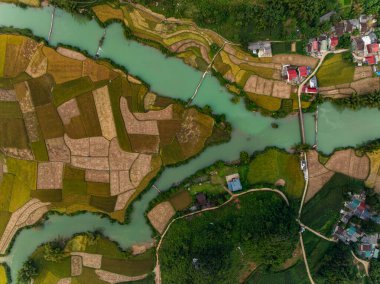 Kuzey Vietnam 'daki Trung Khanh, Cao Bang vilayetindeki Phong Nam köyünde pirinç tarlasıyla hava manzaralı bir manzara.